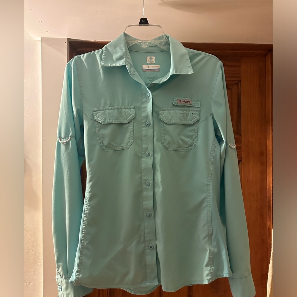 Columbia Omni Freeze Buttondowm shirt - great for summer! Size small -color blue